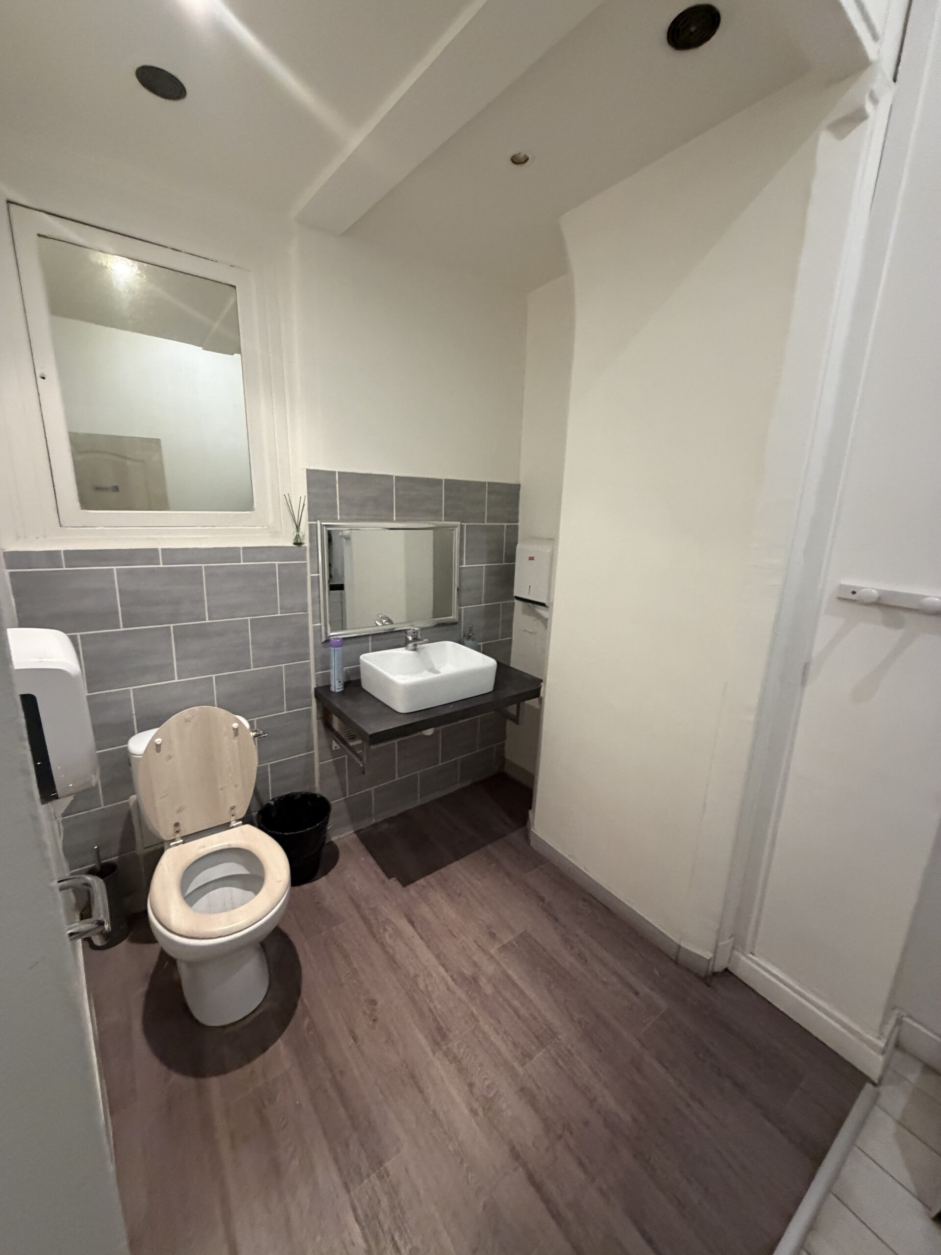 Sanitaires adaptés PMR